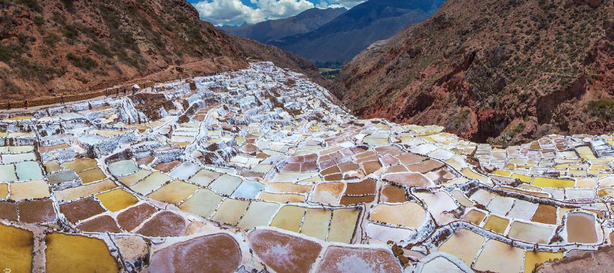 Terrazas de sal de Maras en los Andes del Perú, vistas desde el aire
